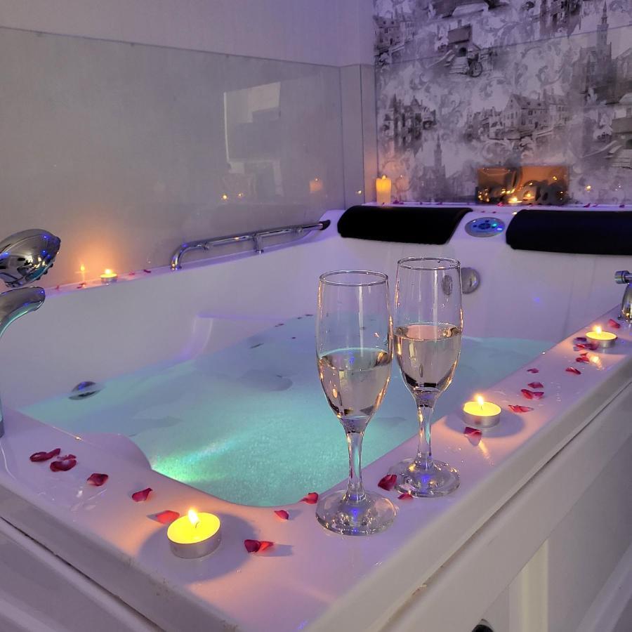 Vip Apartment For Lovers In Chişinǎu Buitenkant foto